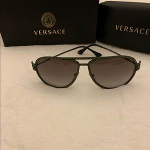 β₯οΈβ₯οΈPRICE DROP !!β₯οΈβ₯οΈ Versace aviator sunglasses